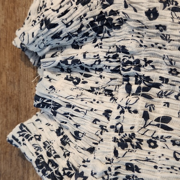 Adiva Short Sleeve Floral Blouse. Size M - Picture 5 of 6